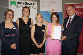 Maud Bukovics erhält das Zertifikat "Gesunder Kindergarten"