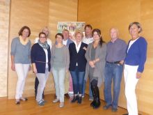 Auf dem Foto v.l.n.r.: Patricia Lehner (AVOS), Brigitte Buchstätter (St.Georgen), Maria Pramhas (AVOS), Annemarie Sam (Hof), Andrea Wurzer (Hof), Rudolf John (Ärztl. Leiter), Christa Huber (Faistenau); zweite Reihe: Barbara Seer (St. Georgen), Bernhard Mühlbauer (Lamprechtshausen) und Erich Haas (Straßwalchen). Foto: AVOS