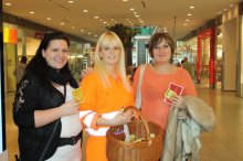 AVOS-Praktikantin Kristin veteilte "Wärmendes" für die Seele in Form von Postkarten und Teebeutel an die Forum1-BesucherInnen.