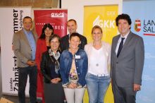 Auf dem Foto (v.l.n.r, 1. Reihe): Landessanitätsdirektorin HR Dr. Heidelinde Neumann, Dr. Astrid Keidel-Liepold, ärztliche Leiterin und Mag. Angelika Bukovksi, beide AVOS, Univ. Prof. Dr. Karl Glockner; (2. Reihe): Dr. Harald Seiss und Elisabeth Gampert-Zaisberger, beide SGKK, Dr. Walter Keidel, Zahnärztekammer. Copyright Foto: AVOS/Binder