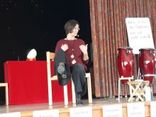 Foto: AVOS Gesundheitspsychologin Stefanie Zauchner-Mimra präsentiert ihr Programm gemeinsam mit ihrem Sohn.