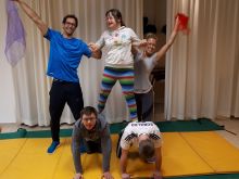 Die menschliche Pyramide hat geklappt. Nächstes Mal geht es statt in die Turnhalle zum Bouldern. (Foto: AVOS/privat)