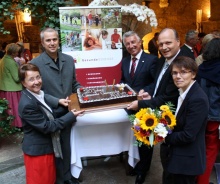 v.l.n.r.: Landessanitätsdirektorin Dr. Heidelinde Neumann, AVOS-Geschäftsführer Dr. Thomas Diller, Gemeindebundpräsident Helmut Mödlhammer, Landtagsabgeordneter Dr. Josef Schlömicher-Thier, AVOS-Bereichsleiterin Mag. Maria Pramhas. v.l.n.r.: Landessanitätsdirektorin Dr. Heidelinde Neumann, AVOS-Geschäftsführer Dr. Thomas Diller, Gemeindebundpräsident Helmut Mödlhammer, Landtagsabgeordneter Dr. Josef Schlömicher-Thier, AVOS-Bereichsleiterin Mag. Maria Pramhas.