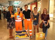 Forum1-Shoppingcenter-Managerin Mag. Verena Wegscheider mit GesundheitsassistentInnen und Eva & Katharina