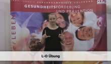 Bewegungsexpertin Christina Jahnel zeigt, wie man sein Gehirn mit der L-O Übung trainiert.