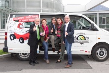 Vor dem Männergesundheits-Bus 2013 (v.l.): Univ. Prof. Dr. Günter Janetschek (Vorstand Universitätsklinik für Urologie & Andrologie der SALK), Judith Ungeringer, MTD (Bereich Personalwirtschaft, Salzburg AG), Dr. Peter Kowatsch (Vorsorgereferent der Ärztekammer Salzburg), Mag. Irene Schulte (Geschäftsführerin Industriellenvereinigung Salzburg) und Gesundheitsreferent Landeshauptmann-Stellvertreter Mag. Dr. Christian Stöckl. (c) SMG Neumayr/Probst