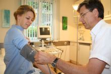 Dr. Peter Kowatsch bei einer Vorsorgeuntersuchung.