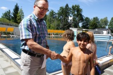 Dr. Johann Bauer gratuliert Ersin, einem der Sieger.