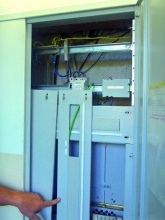 Elektroschaltschrank: Mitarbeitende lernen bei der Unterweisung den sicheren Umgang mit der Anlage im Betrieb.