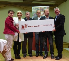 Ortstafelverleihung in Stuhlfelden (v.l.n.r.): AVOS-Bereichsleiterin Mag. Maria Pramhas, Bürgermeisterin Sonja Ottenbacher, Gesunde-Gemeinde-Arbeitskreisleiter Wolfgang Reichssöllner, Gemeindearzt Dr. Peter Sturm, Vizebürgermeister Cornel Knapp und Gemeindebund-Präsident Helmut Mödlhammer.