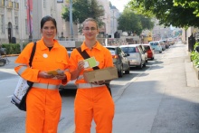 Die AVOS-Gesundheitsarbeiterinnen Rafaela Stöllinger und Cathleen Hecht vor der stauenden Kolonne.