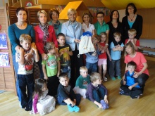 Gruppenfoto mit Bürgermeisterin Sonja Ottenbacher und Kindergartenleiterin Barbara Lechner. Gruppenfoto mit Bürgermeisterin Sonja Ottenbacher und Kindergartenleiterin Barbara Lechner.