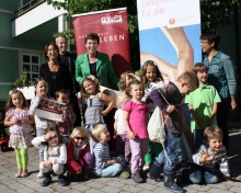 Maud Bukovics Leiterin des Koko Kindernests, Dr. Thomas Diller (AVOS), LRin Cornelia Schmidjell und Maria Pramhas (Bereichsleiterin AVOS). Kinder vom KOKO Kindernest.