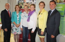 Gesundheitsreferent LH-Stv. Mag. Dr. Christian Stöckl, Direktorin der VS Saalfelden 2 Renate Stefl, Koordinatorin der Bewegten Schule Salzburg Mag. Christina Edthaler (AVOS), Koordinatorin der Gesunde Schule Salzburg Mag. Barbara Dorfinger-Gsöll (AVOS), Bereichsleiterin Schulen & Kindergärten Mag. Angelika Kastner-Bukovski (AVOS) sowie Landesschulratspräsident Prof. Mag. Johannes Plötzeneder.