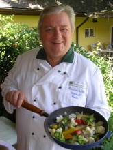 Willi Haider weiß, wie man aus Restln kulinarische Köstlichkeiten zaubert.