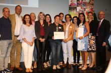 KG Wagrain, v.l.: Dr. Holger Förster, AVOS, Dr. Harald Seiss, SGKK, Maud Bukovics, AVOS, mit dem Team des KG Wagrain und Barbara Schnell, GBA sowie Angelika Pamminger, Ltg., Mag. Angelika Bukovski MIM, GF AVOS, LH-Stv. Dr. Christian Stöckl