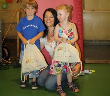 Kindergartenleiterin Silvia Holleis mit Kindern.