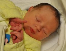 AVOS schenkt allen Kindern zur Geburt ein kostenloses Impfgutscheinheft