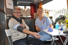 Auch die Schlotterer Sonnenschutz GmbH aus Adnet hat 2012 am ersten „Boxenstopp“ teilgenommen. Im Bild: Betriebsrat Sakir Kamber lässt seinen Blutdruck kontrollieren. / Bild: Plenos/Weinberger