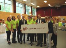 Über die Ortstafel freute sich der gesamte Gesundheitsarbeitskreis zusammen mit (v.l.) Landeshauptmann-Stv. Dr. Christian Stöckl, Gesundheitsarbeitskreisleiterin Irene Remesperger, Bürgermeister Manfred Gassner sowie Mag. Maria Pramhas und Mag. (FH) Anna Hofer, beide AVOS Prävention und Gesundheitsförderung. Copyright Foto: Andreas Lederer