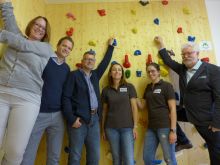 Bei der Übergabe der Kletterwand durch die Moldan Baustoffe GmbH (v.l): Sabine Stadler, AVOS-Bereichsleiterin , DI Johann Eder und Heinz Schmiedlechner, beide Moldan Baustoffe GmbH, Evelin Schmiedlechner, Sabine Außerhofer, Dr. Ernst Wenger, alle AVOS Prävention & Gesundheitsförderung. Copyright: AVOS/Binder