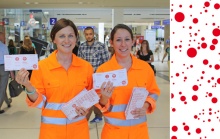 Elke Sommerauer und Tamara Paulweber verteilten die Folder zur Masern-Aktion und Impfgutscheine am Salzburger Hauptbahnhof.
