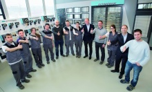 Ziehen gemeinsam an einem Strang für die Gesundheit bei Schlotterer: Geschäftsführer DI Peter Gubisch (5.v.r.) und Prokurist Wolfgang Neutatz (2.v.r.) mit Lehrlingen.