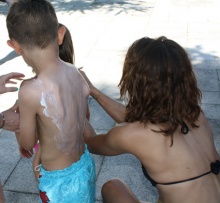 Sonnenschutz zur Hautkrebsvorsorge, nicht nur im Schwimmbad! Sonnenschutz zur Hautkrebsvorsorge, nicht nur im Schwimmbad!