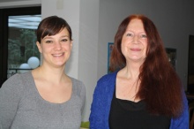 Die Schauspielerinnen Bina Blumencron (l.) und Renate Ourth (r.) geben praktische Tipps.