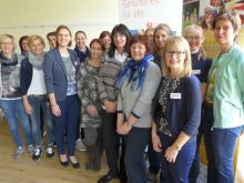 Referentin Dr. Eva Mitterbauer (vorne, 2.v.r), Elisabeth Gampert-Zeisberger (GKK/GFF, vorne, 3.v.r), Maud Bukovics und Angelika Bukovski, Avos (vorne, 4.u.5.v.r.) mit den Gesundheitsbeautragten aus rund 30 Kindergärten in Stadt und Land Salzburg Tagung Gesundheitsbeautragte Gesunder Kindergarten Land Salzburg