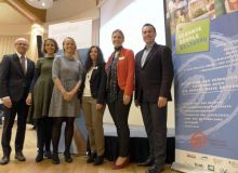 auf dem Foto (v.l.n.r.): LH-Stv. Christian Stöckl, Gabriele Rothuber, Selbstbewusst Salzburg, Petra Gajar, Fonds Gesundes Österreich, Christine Winkler-Ebner, Angelika Bukovski, beide AVOS, Landesschulrat Johannes Plötzeneder. .