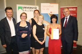 Michaela Krainz erhält das Zertifikat "Gesunde Kinderbildungseinrichtung".