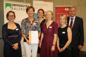 Vertreterinnen des Kindergartens Kuchl erhalten das Zertifikat zur Gesunden Kinderbildungseinrichtung.