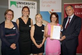 Maud Bukovics erhält das Zertifikat "Gesunder Kindergarten"