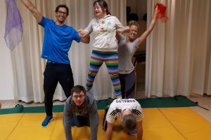 Die menschliche Pyramide hat geklappt. Nächstes Mal geht es statt in die Turnhalle zum Bouldern. (Foto: AVOS/privat)