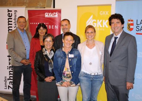 Auf dem Foto (v.l.n.r, 1. Reihe): Landessanitätsdirektorin HR Dr. Heidelinde Neumann, Dr. Astrid Keidel-Liepold, ärztliche Leiterin und Mag. Angelika Bukovksi, beide AVOS, Univ. Prof. Dr. Karl Glockner; (2. Reihe): Dr. Harald Seiss und Elisabeth Gampert-Zaisberger, beide SGKK, Dr. Walter Keidel, Zahnärztekammer. Copyright Foto: AVOS/Binder