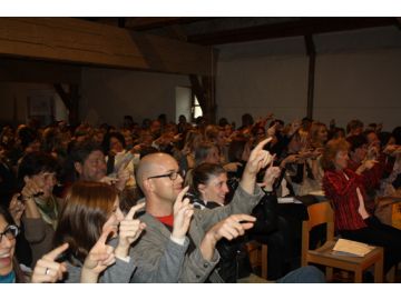 LehrerInnen folgen begeistert den Anweisungen der Clowndoktors