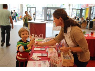 Ein kleiner Besucher beim Zahnbürstentausch.