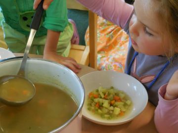 Gemüsesuppe ist gesund und schmeckt.