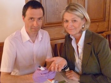 Organisatorin Dagmar Wintermayr bei der Blutzuckermessung