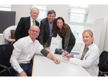 Gesundheitsreferent Landeshauptmann-Stellvertreter Mag. Dr. Christian Stöckl ließ sich beim Boxenstopp 2013 den Blutdruck messen. Im Bild (hinten, v.l.): Univ. Prof. Dr. Günter Janetschek (Vorstand Universitätsklinik für Urologie & Andrologie der SALK), Dr. Peter Kowatsch (Vorsorgereferent der Ärztekammer Salzburg) und Mag. Irene Schulte (Geschäftsführerin Industriellenvereinigung Salzburg); (vorne v.l.): Gesundheitsreferent Landeshauptmann-Stellvertreter Mag. Dr. Christian Stöckl und Julia Reuer vom Boxenstopp-Team.(c) SMG Neumayr/Probst