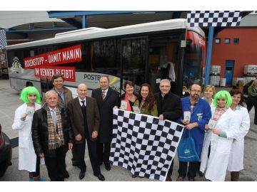 Vor dem Männergesundheits-Bus (v.l.): Hostess Isabella Uhl, Univ. Prof. Dr. Günter Janetschek (Vorstand Universitätsklinik für Urologie & Andrologie der SALK), Dr. Peter Kowatsch (Vorsorgereferent Ärztekammer Salzburg), KR DI Ernst Mayer (Geschäftsführender Gesellschafter Mayer & Co Beschläge GmbH), Dkfm. Jürgen Pratschke (Geschäftsführer Mayer & Co Beschläge GmbH), Gerlinde Konnerth (Betriebsrätin Mayer & Co Beschläge GmbH), Mag. Irene Schulte (Geschäftsführerin Industriellenvereinigung Salzburg), Walter Steidl (Landesrat für Gesundheit und Soziales), Robert Müllner (Betriebsrat Mayer & Co Beschläge GmbH), Andrea Voithleithner (Krankenschwester SALK), Hostess Sanita Nadarevic und Inge Deutschmann (Krankenschwester SALK).