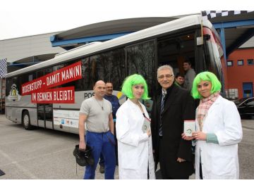 Landesrat Walter Steidl vor dem Männergesundheits-Bus. Im Hintergrund vier Mitarbeiter der Mayer & Co Beschläge GmbH, die sich gerade auf den Weg zu ihrem "Boxenstopp" in den Bus machen.