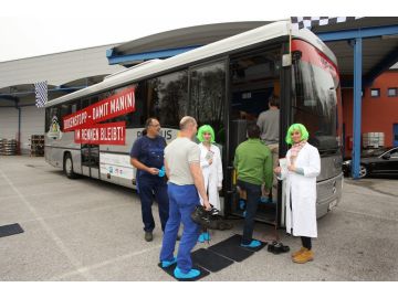 Vier Mitarbeiter der Mayer & Co Beschläge GmbH auf den Weg zu ihrem "Boxenstopp" im Männergesundheits-Bus.