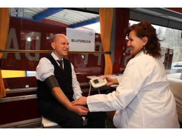 Auch KR DI Ernst Mayer, Geschäftsführender Gesellschafter Mayer & Co Beschläge GmbH, ließ sich beim "Boxenstopp" der Initiative "Salzburger Männergesundheit" durchchecken.