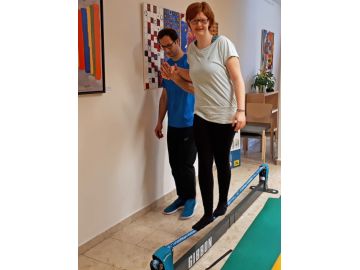 Die Slackline ist bei den Teilnehmerinnen und Teilnehmern gut angekommen. Nächstes Mal geht es statt in die Turnhalle zum Bouldern. (Foto: AVOS/privat)