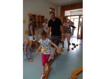 Mit Papa und Mama balancieren macht Spaß