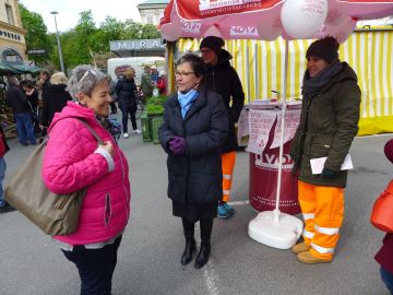 Landessanitätsdirektorin Heidelinde Neumann (Mitte) am AVOS-Stand