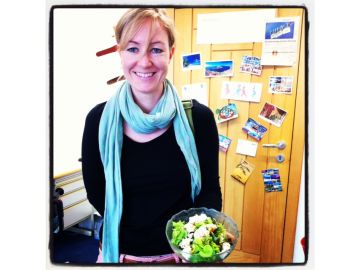 Barbara mit ihrer Pflücksalat-Ernte!