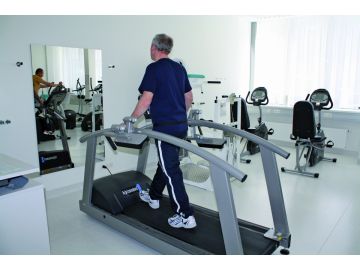 Der Fitnessraum im Klinikum mit verschiedenen Trainingsmöglichkeiten für die PatientInnen.